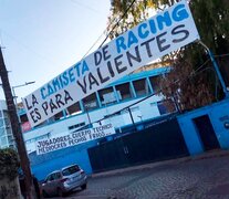 En el pasaje Corbatta aparecieron tres pasacalles contra los jugadores y el cuerpo técnico (Fuente: Télam) (Fuente: Télam) (Fuente: Télam)