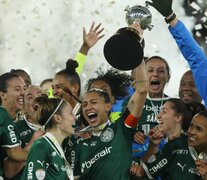 Las jugadores brasileñas levantan la Copa Libertadores (Fuente: EFE) (Fuente: EFE) (Fuente: EFE)