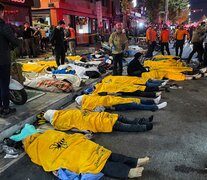 Hileras de cadáveres en las calles de Seúl tras la estampida. (Fuente: AFP) (Fuente: AFP) (Fuente: AFP)