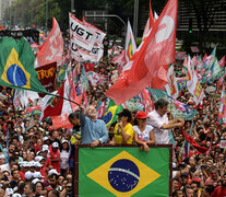 Lula flamea la bandera de Brasil este sábado en San Pablo.  (Fuente: AFP) (Fuente: AFP) (Fuente: AFP)