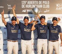 El campeón con la Copa en lo más alto (Fuente: Matías Callejo/Prensa AAP) (Fuente: Matías Callejo/Prensa AAP) (Fuente: Matías Callejo/Prensa AAP)