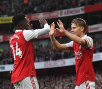 El noruego Odegaard celebra con Nketiah el quinto tanto de los Gunners (Fuente: EFE) (Fuente: EFE) (Fuente: EFE)