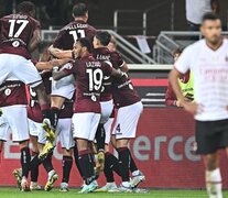 Djidji, abrazado por sus compañeros de Torino, marcó el primero ante Milan (Fuente: EFE) (Fuente: EFE) (Fuente: EFE)