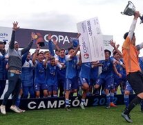 Villanueva, arquero del &amp;quot;Sala&amp;quot;, levanta la copa.