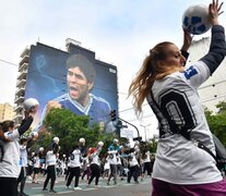 La imagen de Maradona sobre la Avenida San Juan (Fuente: Télam) (Fuente: Télam) (Fuente: Télam)