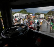 Los camioneros, confusamente, salieron a cortar rutas por el país. (Fuente: EFE) (Fuente: EFE) (Fuente: EFE)