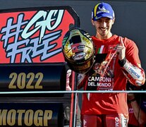 Bagnaia celebra con el casco de campeón (Fuente: AFP) (Fuente: AFP) (Fuente: AFP)