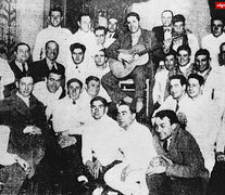 Gardel junto a la selección de los años 30. (Fuente: Archivo El Gráfico) (Fuente: Archivo El Gráfico) (Fuente: Archivo El Gráfico)