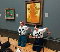 Dos jóvenes de la organización Just Stop Oil provocaron un revuelo en la National Gallery de Londres. 