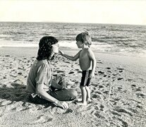 Con su hijo Migue, fotografiado en Punta del Este, durante el verano de 1981.