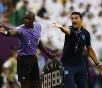 Scaloni protesta casi que en coreografía con el cuarto árbitro, el senegalés Maguette Ndiaye. (Fuente: AFP) (Fuente: AFP) (Fuente: AFP)