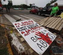  Personas bloquean una vía en Santa Cruz, Bolivia.  (Fuente: EFE) (Fuente: EFE) (Fuente: EFE)