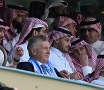 Mauricio Macri observa la caída de la Selección ante Arabia Saudita.