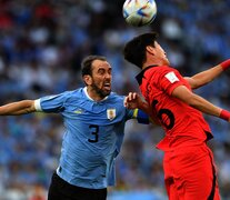 Diego Godín lucha por la pelota con un jugador coreano (Fuente: Télam) (Fuente: Télam) (Fuente: Télam)