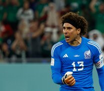 Guillermo Ochoa celebra tras atajarle el penal al polaco Robert Lewandowski. (Fuente: EFE) (Fuente: EFE) (Fuente: EFE)