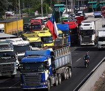 Camiones bloquean parcialmente la ruta 5 en la entrada a Santiago. (Fuente: AFP) (Fuente: AFP) (Fuente: AFP)