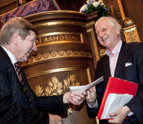 Enzensberger recibiendo un premio en 2010.  (Fuente: AFP) (Fuente: AFP) (Fuente: AFP)