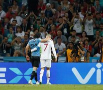 Abrazo entre Cavani y Cristiano en el Uruguay 2, Portugal 1 de octavos de Rusia 2018 (Fuente: AFP) (Fuente: AFP) (Fuente: AFP)