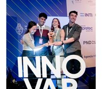 Rocio Fernandez, Víctor Juárez, Julieta
Pagella, Daniel Obernauer son los
estudiantes de Ingeniería Biomédica que
crearon el dispositivo (Gentileza (UNC)