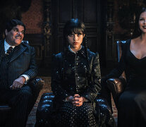 Homero (Luis Guzmán), Merlina (Jenna Ortega) y Morticia (Catherine Zeta-Jones), los Addams modelo 2022.