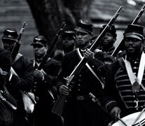 La dirección de fotografía es notable pero peculiar, en un blanco y negro que no se atreve a decir su nombre.