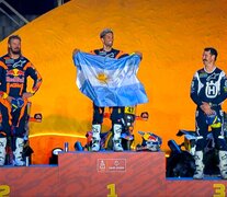 Kevin Benavides y la bandera argentina en lo más alto del podio (Fuente: Prensa Dakar) (Fuente: Prensa Dakar) (Fuente: Prensa Dakar)
