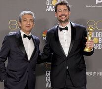 Ricardo Darín y Santiago Mitre posan con el Globo de Oro que ganaron hace una semana.  (Fuente: AFP) (Fuente: AFP) (Fuente: AFP)