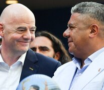 Gianni Infantino, presidente de la FIFA, y Claudio &amp;quot;Chiqui&amp;quot; Tapia, su par de la AFA, durante un homenaje a Maradona en pleno Mundial de Qatar (Fuente: Télam) (Fuente: Télam) (Fuente: Télam)