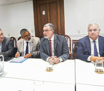 Rimoldi, en el centro; a la izquierda su equipo y a la derecha el presidente de Diputados, Pablo Farías. (Fuente: Prensa Diputados) (Fuente: Prensa Diputados) (Fuente: Prensa Diputados)