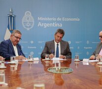 El ministro de Economía, Sergio Massa, el gobernador de Catamarca, Raúl Jalil, y el secretario de Industria y Desarrollo Productivo, José Ignacio de Mendiguren.