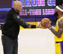 Reconocimiento de legendario Kareem Abdul-Jabbar a LeBrom James. (Fuente: EFE) (Fuente: EFE) (Fuente: EFE)