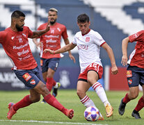 El zurdo Franco Zapiola intenta ante la marca de Gonzalo Gamarra (Fuente: NA) (Fuente: NA) (Fuente: NA)