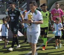 La semana pasada, Passarella fue homenajeado en la cancha de Sarmiento, donde jugó en 1973. (Fuente: @sarmientodatos) (Fuente: @sarmientodatos) (Fuente: @sarmientodatos)