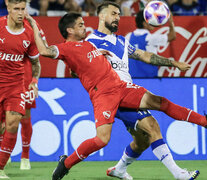 Damián Pérez lucha con Pratto. (Fuente: Fotobaires) (Fuente: Fotobaires) (Fuente: Fotobaires)