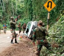 Militars peruanos en la escena del crimen después de la emboscada.