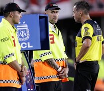 Rapallini y el VAR, protagonistas del River-Argentinos en el Monumental (Fuente: Fotobaires) (Fuente: Fotobaires) (Fuente: Fotobaires)