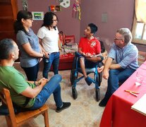 Franco junto a sus hermanos y el delegado del INADI.