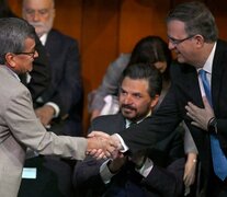 El canciller mexicano Marcelo Ebrard se saluda con el representante del ELN, Pablo Beltran. (Fuente: AFP) (Fuente: AFP) (Fuente: AFP)