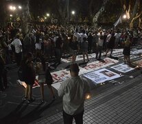 Familiares y Víctimas de la Inseguridad anoche frente a la sede de Gobernación. (Fuente: Sebastián Vargas) (Fuente: Sebastián Vargas) (Fuente: Sebastián Vargas)