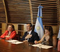 El ministro de Cultura de la Nación, Tristán Bauer, junto a las funcionarias Lucrecia Cardoso y Ariela Peretti.