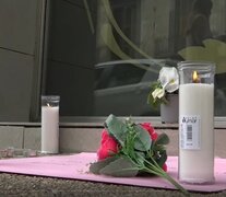 Velas y flores en el edificio de Barcelona donde ocurrió la tragedia. Una de las gemelas murió y la otra permece internada en grave estado. (Fuente: EFE) (Fuente: EFE) (Fuente: EFE)