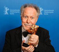 Nicolas Philibert con el Oso de Oro de la Berlinale. 