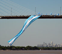 Una bandera en el puente Rosario-Victoria. (Fuente: Sebastián Granata) (Fuente: Sebastián Granata) (Fuente: Sebastián Granata)
