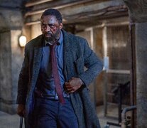 Idris Elba en plan detective oscuro. 