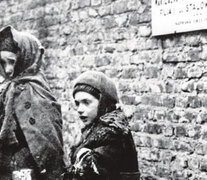 Dos niñas recluidas en el gueto de Varsovia. (Fuente: EFE) (Fuente: EFE) (Fuente: EFE)