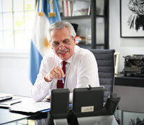 AF habló telefónicamente con Pedro Sanchez antes de viajar, si se recupera, a la cumbre Iberoamericana de Jefes de Estado.