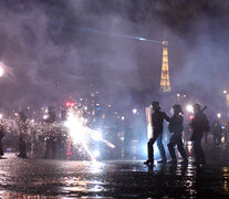 Manifestantes disparan bengalas a policias cerca de la Torre Eiffel.  (Fuente: AFP) (Fuente: AFP) (Fuente: AFP)
