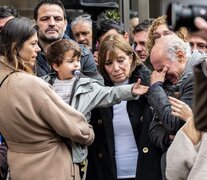 Amigos y familiares de Aramburu en el acto en honor del ex Puma, que finalizó con el tema de Fito Páez &amp;quot;Dale alegría a mi corazón&amp;quot; (Fuente: AFP) (Fuente: AFP) (Fuente: AFP)