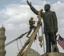 En todo el mundo los canales transmitieron cuando los soldados de EE.UU. derribaban la estatua de Hussein.  (Fuente: AFP) (Fuente: AFP) (Fuente: AFP)