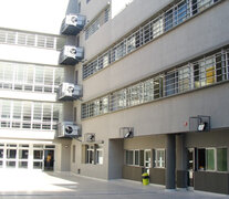 La secundaria María Claudia Falcone es una de las afectadas por la obsolescencia de la instalación eléctrica.